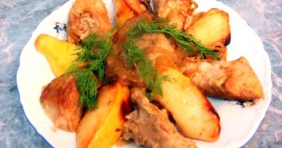 Мясо свинины с луком и айвой в горшочке в духовке