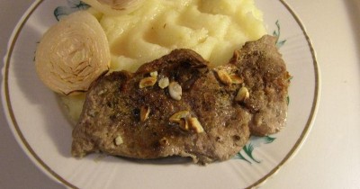 Говядина в фольге с луком и приправой магги