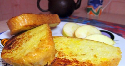 Сладкие гренки с яйцом и молоком жаренные на сливочном масле