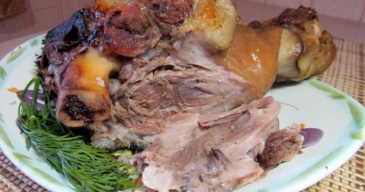 Пивная свиная рулька с медом в духовке