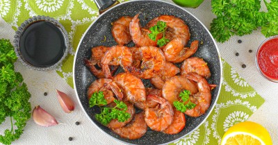 Жареные креветки в панцире в соевом соусе