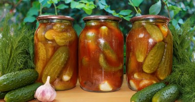 Огурцы в томатной заливке с чесноком на зиму