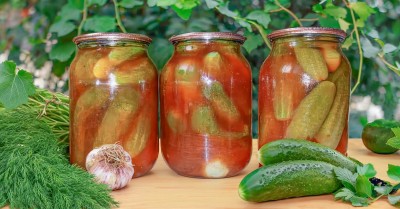 Огурцы в томатной заливке с чесноком на зиму