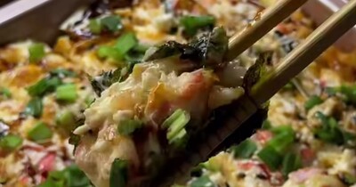 Запечённый рис с креветками и крабовыми палочками