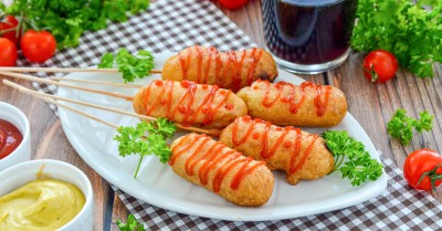 Сосиски в кляре на палочке