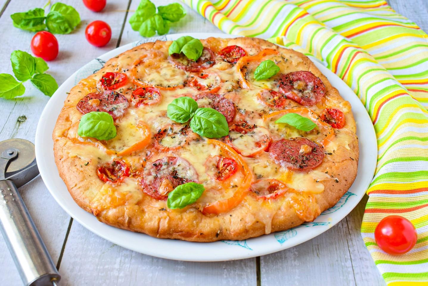 рецепт приготовления домашней пиццы с колбасой и помидорами фото 100