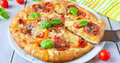 Пицца с моцареллой копченой колбасой и помидорами