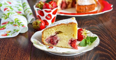 Шарлотка с клубникой
