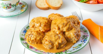 Ежики из фарша с рисом в сметане