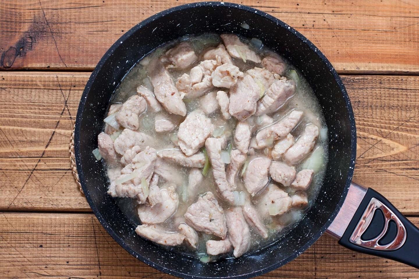 Свинина на сковороде со сметаной и луком