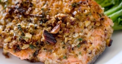 Красная рыба, жареная на сковороде, с соусом из авокадо