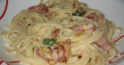 Домашняя паста карбонара с пармезаном, ветчиной и чесноком