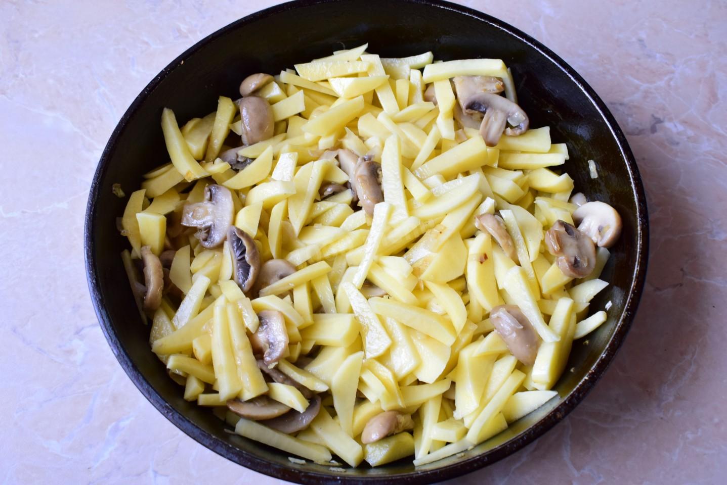 Жареный картофель с грибами и луком: рецепт, шаги приготовления, польза и рецензии