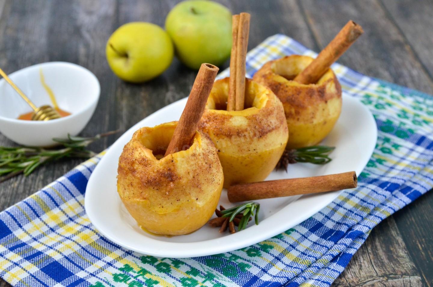 Печеные яблоки с корицей