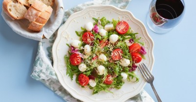 Салат с моцареллой, рукколой и помидорами черри