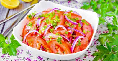 Салат из помидоров и лука