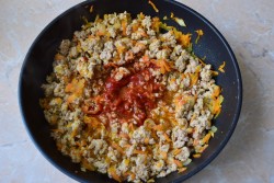 рис с морковкой и фаршем. ris s farshem i tomatnoi pastoi na skovorode 1620626021 15 min. рис с морковкой и фаршем фото. рис с морковкой и фаршем-ris s farshem i tomatnoi pastoi na skovorode 1620626021 15 min. картинка рис с морковкой и фаршем. картинка ris s farshem i tomatnoi pastoi na skovorode 1620626021 15 min. Наивкуснейший, из простых продуктов, легкий, на каждый день! Рис с фаршем и томатной пастой готовится на сковороде с предварительной варкой риса. Получается очень богатое вкусами, но при этом в меру бюджетное блюдо, которое можно подавать и на обед, и на ужин. И его можно изменять, добавляя другие продукты!
