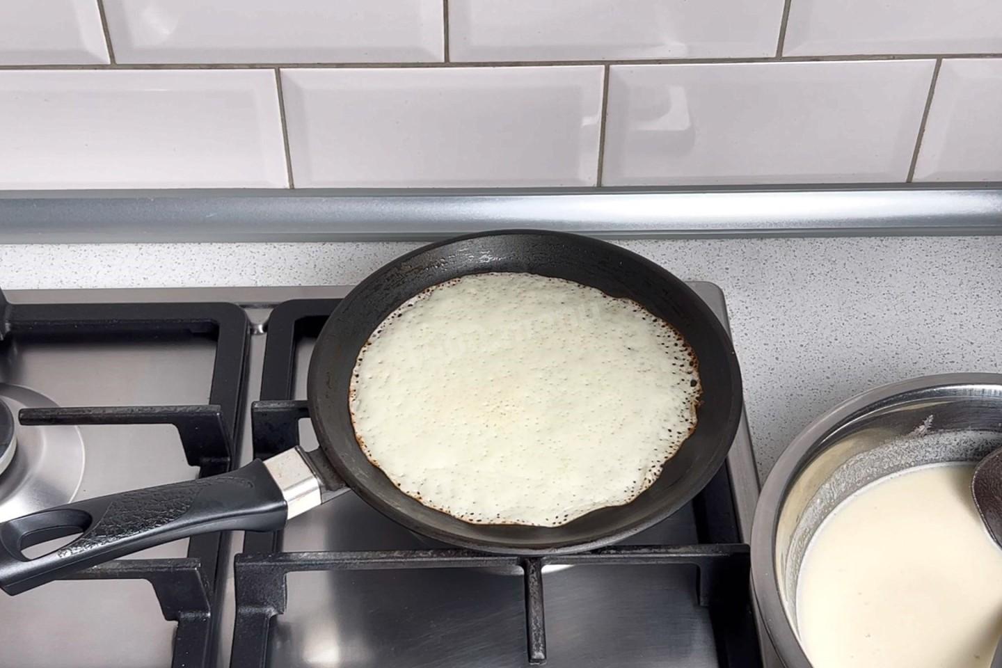 Как правильно наливать тесто на сковороду. Чем размазывают блины на сковороде.