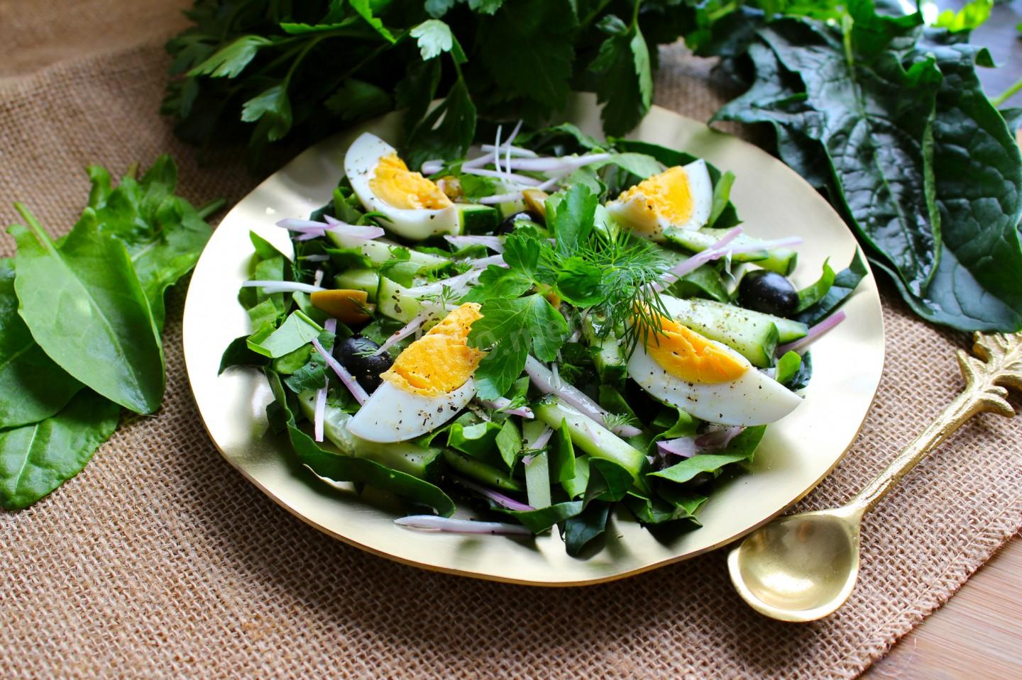 Салат из щавеля свежего с яйцом и огурцом и сыром рецепт с фото пошагово