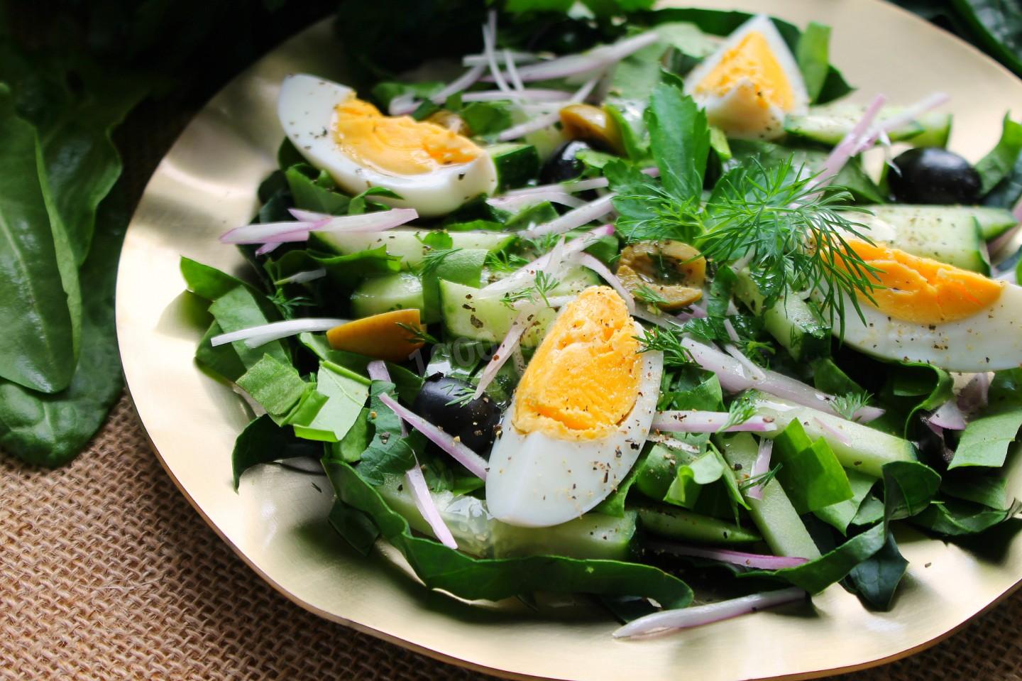 Салат со шпинатом и яйцом