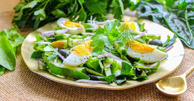 Салат с щавелем яйцом и огурцом