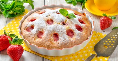 Простой пирог с клубникой