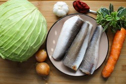 сочетается ли рыба с капустой белокочанной. rjba s kapustoi 1585208754 1 min. сочетается ли рыба с капустой белокочанной фото. сочетается ли рыба с капустой белокочанной-rjba s kapustoi 1585208754 1 min. картинка сочетается ли рыба с капустой белокочанной. картинка rjba s kapustoi 1585208754 1 min. Для того чтобы разнообразить своё питание, постоянно приходится придумывать блюда, которые понравятся всей семье. Капуста, тушеная с рыбой, станет отличным обедом или ужином. Для этого блюда можно взять капусту и ранних, и поздних сортов. Рыба подойдёт и свежая, и замороженная, например, треска, хек, минтай и т.д., главное, чтобы в ней не было мелких костей.