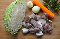 сочетается ли рыба с капустой белокочанной. rjba s kapustoi 1585208754 2 min. сочетается ли рыба с капустой белокочанной фото. сочетается ли рыба с капустой белокочанной-rjba s kapustoi 1585208754 2 min. картинка сочетается ли рыба с капустой белокочанной. картинка rjba s kapustoi 1585208754 2 min. Для того чтобы разнообразить своё питание, постоянно приходится придумывать блюда, которые понравятся всей семье. Капуста, тушеная с рыбой, станет отличным обедом или ужином. Для этого блюда можно взять капусту и ранних, и поздних сортов. Рыба подойдёт и свежая, и замороженная, например, треска, хек, минтай и т.д., главное, чтобы в ней не было мелких костей.