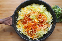 сочетается ли рыба с капустой белокочанной. rjba s kapustoi 1585208754 7 min. сочетается ли рыба с капустой белокочанной фото. сочетается ли рыба с капустой белокочанной-rjba s kapustoi 1585208754 7 min. картинка сочетается ли рыба с капустой белокочанной. картинка rjba s kapustoi 1585208754 7 min. Для того чтобы разнообразить своё питание, постоянно приходится придумывать блюда, которые понравятся всей семье. Капуста, тушеная с рыбой, станет отличным обедом или ужином. Для этого блюда можно взять капусту и ранних, и поздних сортов. Рыба подойдёт и свежая, и замороженная, например, треска, хек, минтай и т.д., главное, чтобы в ней не было мелких костей.