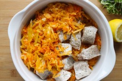 сочетается ли рыба с капустой белокочанной. rjba s kapustoi 1585208754 9 min. сочетается ли рыба с капустой белокочанной фото. сочетается ли рыба с капустой белокочанной-rjba s kapustoi 1585208754 9 min. картинка сочетается ли рыба с капустой белокочанной. картинка rjba s kapustoi 1585208754 9 min. Для того чтобы разнообразить своё питание, постоянно приходится придумывать блюда, которые понравятся всей семье. Капуста, тушеная с рыбой, станет отличным обедом или ужином. Для этого блюда можно взять капусту и ранних, и поздних сортов. Рыба подойдёт и свежая, и замороженная, например, треска, хек, минтай и т.д., главное, чтобы в ней не было мелких костей.