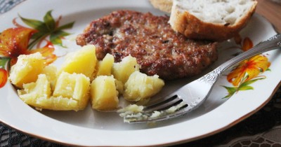 Котлеты из свинины и курицы с панировочными сухарями