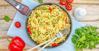 Домашняя лапша с курицей и овощами