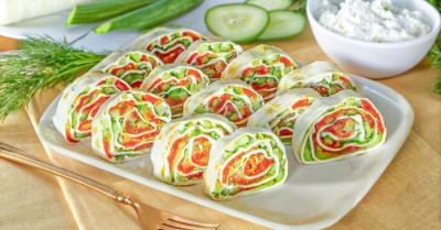 Рулет из лаваша с семгой и творожным сыром