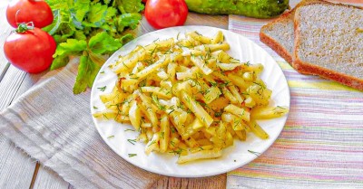 Жареная картошка с луком на сковороде