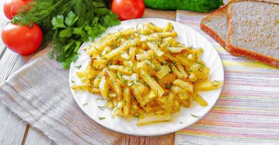 Жареная картошка с луком на сковороде