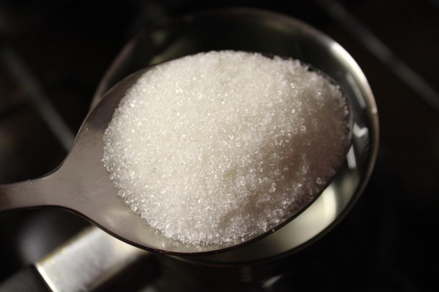 Домашний сахар на воде рецепт. Сахар в воде. Напиток с солью. Сахар размешивают в воде фото. Вода с сахаром фото.