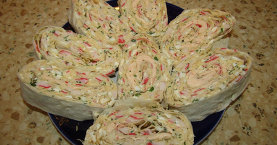 Рулет из лаваша с крабовыми палочками и сыром