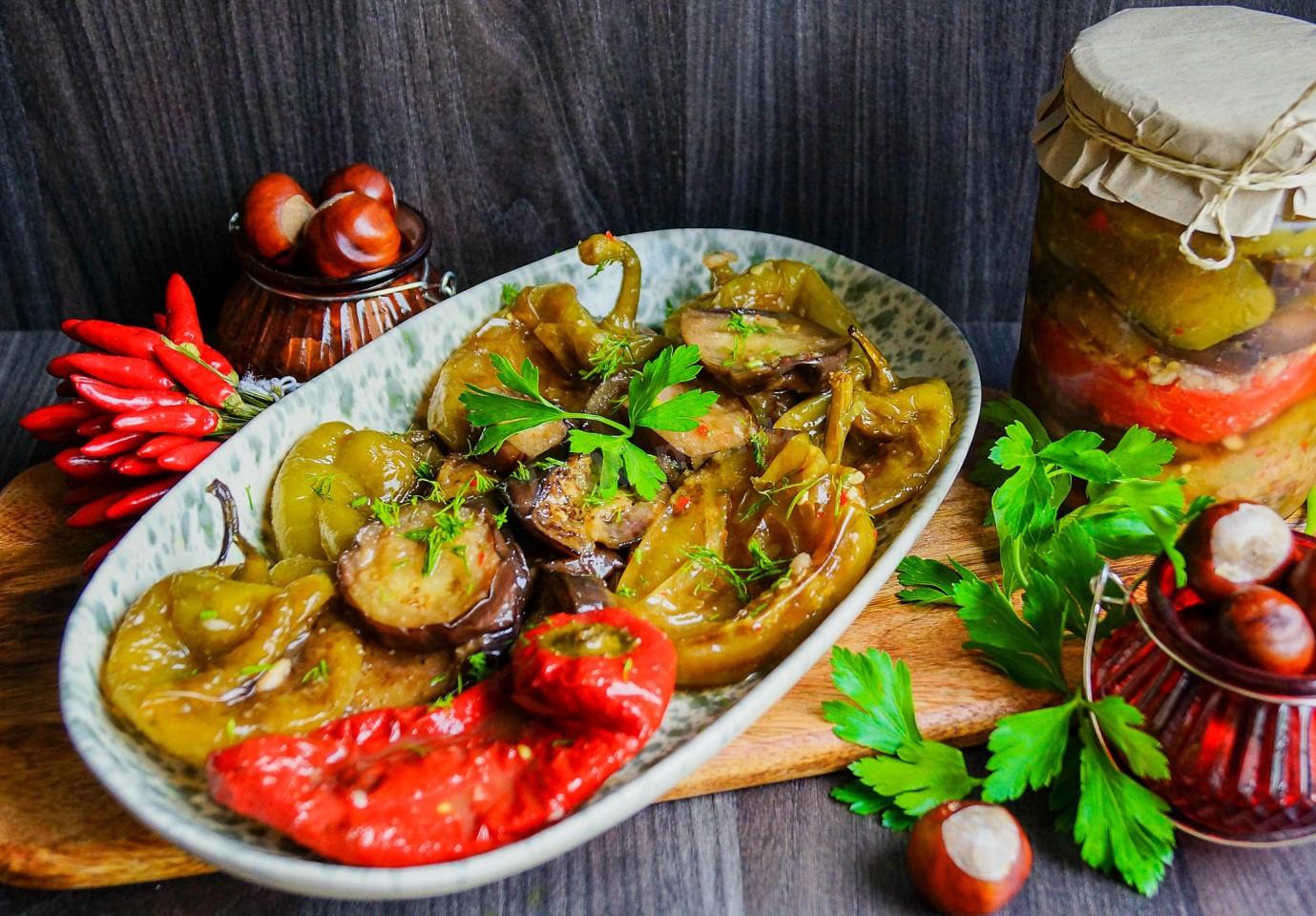 Баклажаны с болгарским перцем на зиму – 7 вкусных рецептов салата с пошаговыми фото