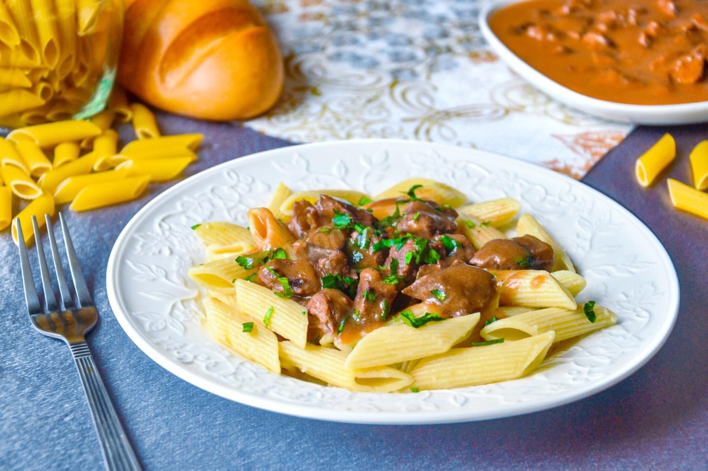 Макароны с мясом сметана. Макароны с мясом. Гуляш с макаронами. Макароны с подливкой с мясом. Паста для гуляша.