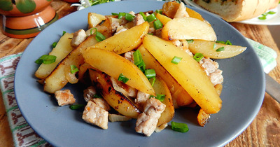 Картошка жареная с луком паприкой свининой без соуса