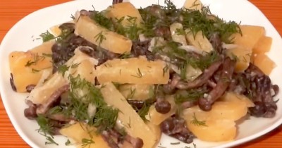 Картошка с опятами, луком и сметаной, жареная на сковороде