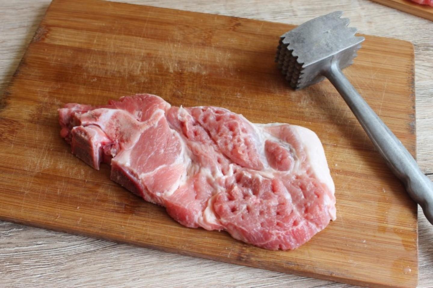Отбивная из какого мяса. Для отбивания мяса. Мясо на отбивные. Мясо для отбивных свинина.