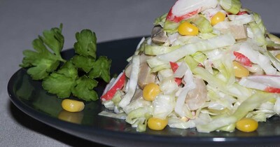 САЛАТ КРАБОВЫЕ ПАЛОЧКИ С КАПУСТОЙ КУКУРУЗОЙ И ЯИЧКOM