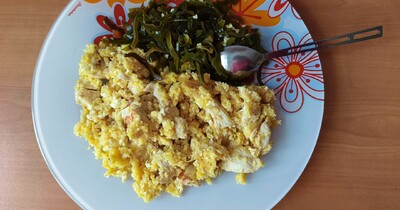 кукурузная каша с курицей, яйцом и морской капустой