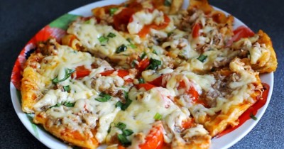 Пицца из слоеного теста с консервированным тунцом