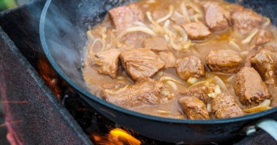 Тушеная на костре говядина с томатной пастой