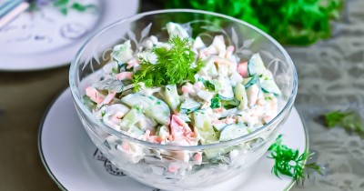 Салат с кальмаром, сыром и белым йогуртом