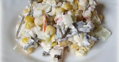 Салат из морской капусты с кукурузой, майонезом и яйцом