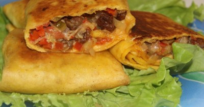 Буррито с маринованными огурцами