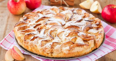 Шарлотка в мультиварке яблочная